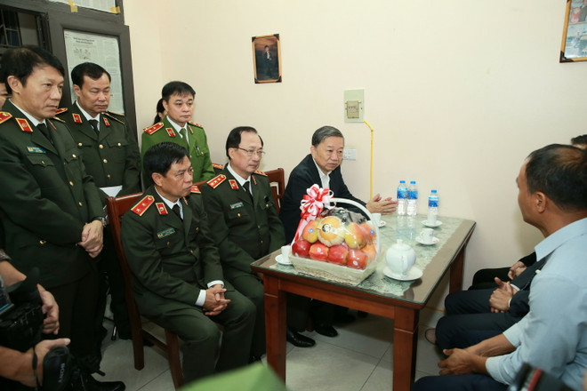 Đại tướng Tô Lâm đến chia buồn với gia đình chiến sĩ công an hy sinh ảnh 1