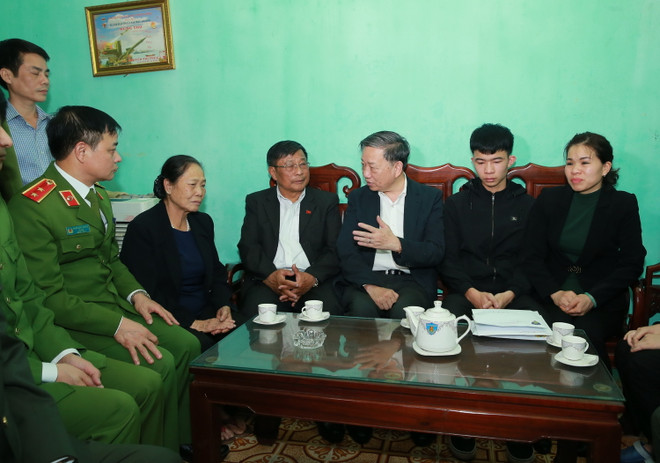 Đại tướng Tô Lâm đến chia buồn với gia đình chiến sĩ công an hy sinh ảnh 6