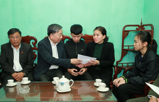 Đại tướng Tô Lâm đến chia buồn với gia đình chiến sĩ công an hy sinh ảnh 7