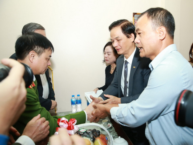 Đại tướng Tô Lâm đến chia buồn với gia đình chiến sĩ công an hy sinh ảnh 3