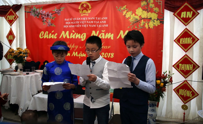 Chung vui đón Tết và mừng Xuân Mậu Tuất 2018 tại Mỹ và Anh ảnh 4