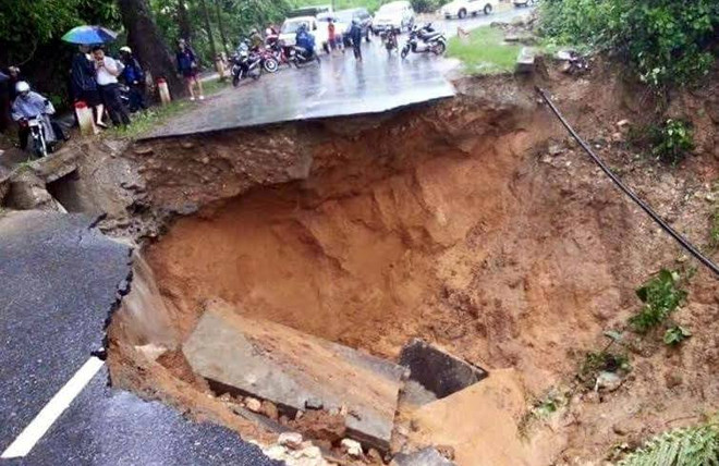 Sạt lở hàng trăm khối đất đá, giao thông tại Lai Châu tê liệt ảnh 1