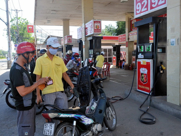 Bộ trưởng Đinh Tiến Dũng: Giá xăng dầu bán lẻ tăng 30% là hợp lý ảnh 1