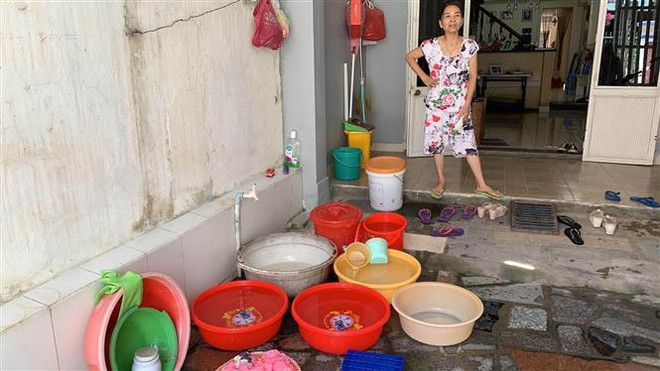 Một hộ dân phường An Hải Bắc, quận Sơn Trà, thành phố Đà Nẵng, phải dùng toàn bộ dụng cụ đựng nước của gia đình như xô, chậu, nồi để hứng nước vào ban đêm nhưng vẫn thiếu. (Ảnh: Quốc Dũng/TTXVN) Khẩn trương ''giải khát'' cho người dân Đà Nẵng trong mùa khô ảnh 1