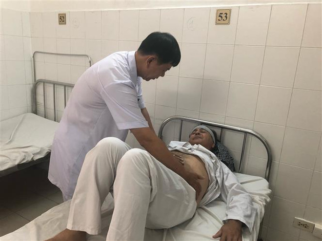 Bác sỹ thăm khám cho bệnh nhân sau khi tán sỏi. (Ảnh: TTXVN phát) Điều trị cho bệnh nhân nước ngoài bị sỏi niệu quản kèm tim mạch ảnh 1