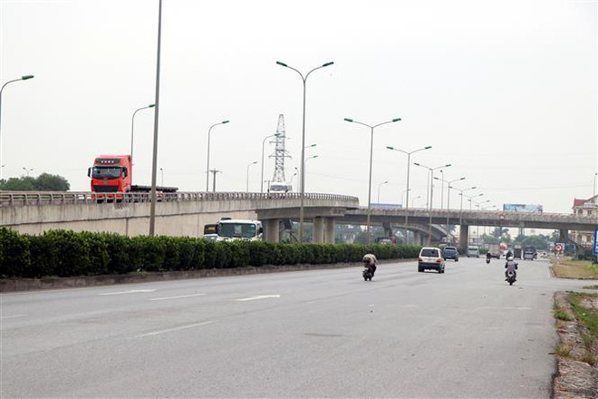 Nút giao lập thể tại điểm giao cắt giữa đường sắt Hà Nội-Hải Phòng, Quốc lộ 5 và đường 390. (Ảnh: Mạnh Tú/TTXVN) Thủ tướng ra công điện đẩy nhanh tiến độ giải ngân vốn đầu tư công ảnh 1