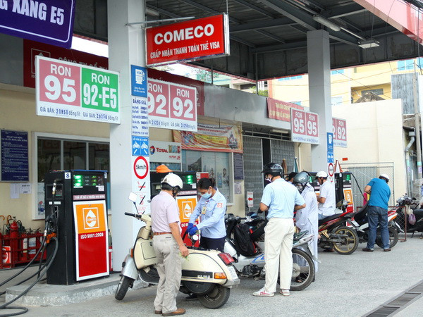 Nhiều vướng mắc trong ngày đầu triển khai bán xăng sinh học E5 ảnh 1