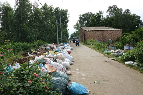 Đối thoại không thành, dân tiếp tục chặn lối vào Nhà máy rác Đức Phổ ảnh 2