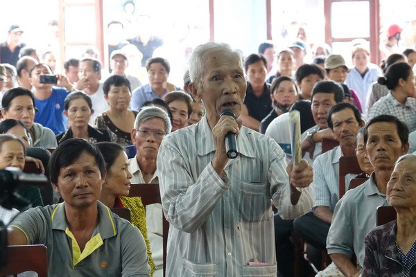 Đối thoại không thành, dân tiếp tục chặn lối vào Nhà máy rác Đức Phổ ảnh 1