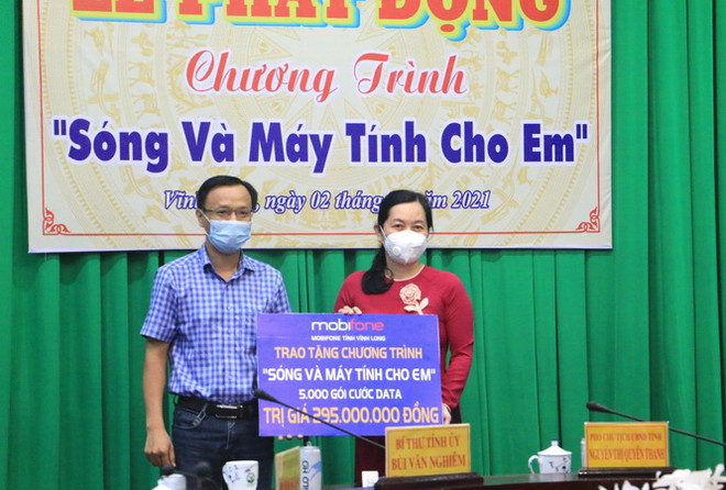 Vĩnh Long: Gần 1.100 máy tính cho học sinh khó khăn học trực tuyến ảnh 1