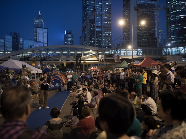 Người biểu tình tập trung tại quận Admiralty, Hong Kong ngày 20/10. (Nguồn: AFP/TTXVN) Người biểu tình Hong Kong tuần hành đến nhà Trưởng Đặc khu ảnh 1