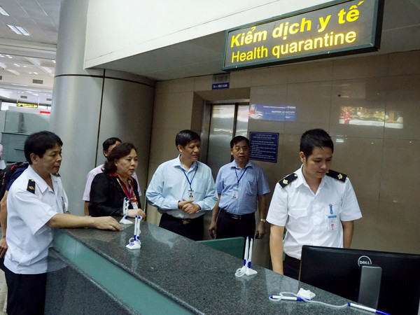 Kiểm tra công tác kiểm dịch y tế tại Cảng Hàng không Quốc tế Nội Bài. (Nguồn: TTXVN) Hà Nội lập năm đội phản ứng nhanh ứng phó với dịch Ebola ảnh 1