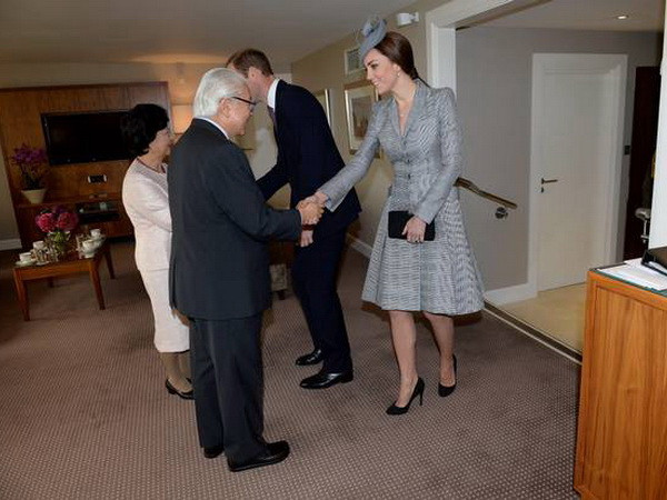 Hoàng tử William và công nương Kate tiếp Tổng thống Singapore và phu nhân. (Nguồn: Independent) Công nương Anh lần đầu xuất hiện từ khi mang bầu lần 2 ảnh 1