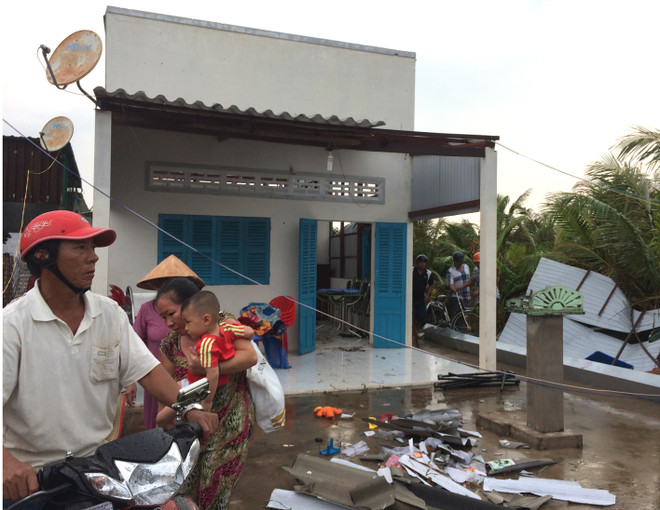 Mưa lớn kèm lốc xoáy làm sập, tốc mái hàng chục nhà tại Bạc Liêu ảnh 1