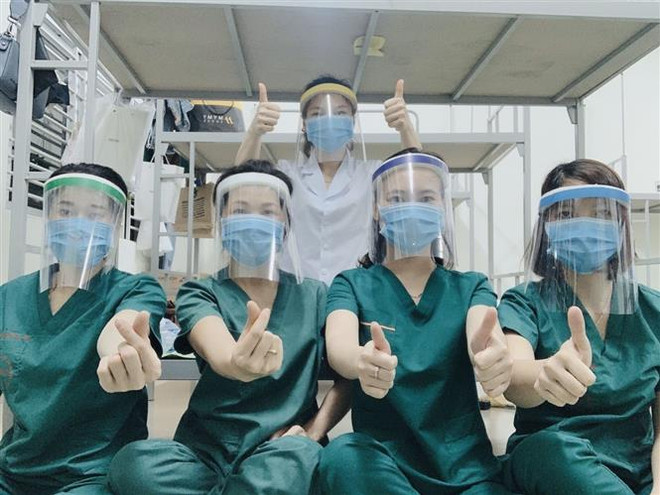 Các bác sỹ, nhân viên y tế Bệnh viện Bệnh Nhiệt đới Trung ương thể hiện sự lạc quan và tinh thần quyết tâm chiến thắng đại dịch COVID-19. (Ảnh: TTXVN phát) Xuyên tạc thành công của Việt Nam: Sự thật là câu trả lời đanh thép ảnh 2