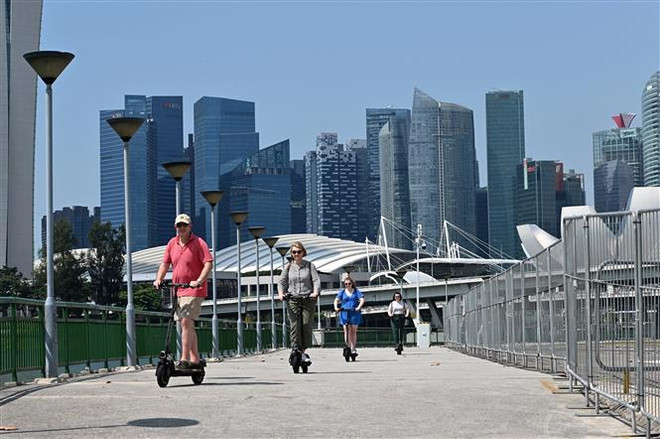 Các công ty cung cấp dịch vụ chia sẻ xe đạp điện hoặc scooter ghi nhận doanh số tăng trưởng mạnh tại các thành phố trên khắp thế giới. (Ảnh: AFP/TTXVN) Nở rộ nhu cầu sử dụng xe đạp điện và scooter sau đại dịch COVID-19 ảnh 1