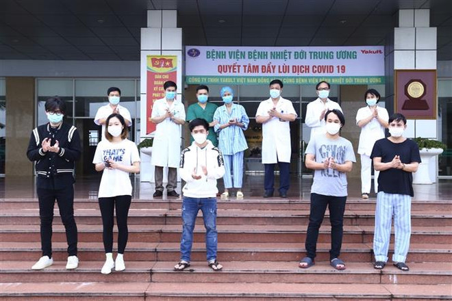 Các bệnh nhân COVID-19 được công bố khỏi bệnh ngày 27/5. (Ảnh: Minh Quyết/TTXVN) Xuyên tạc thành công của Việt Nam: Sự thật là câu trả lời đanh thép ảnh 1
