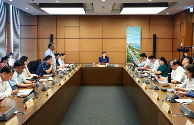 Đoàn đại biểu Quốc hội tỉnh Thái Nguyên, Lâm Đồng, Bà Rịa-Vũng Tàu, Long An thảo luận ở tổ. (Ảnh: Phạm Kiên/TTXVN) Quốc hội thảo luận hai dự án luật liên quan đến ngành Công an ảnh 2