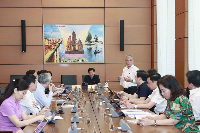 Đoàn đại biểu Quốc hội các tỉnh Bắc Giang, Hà Nam và An Giang thảo luận ở tổ. (Ảnh: Doãn Tấn/TTXVN) Quốc hội thảo luận hai dự án luật liên quan đến ngành Công an ảnh 1