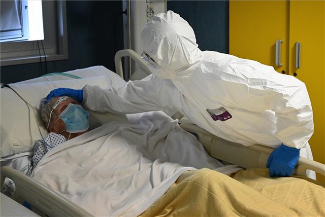Nhân viên y tế chăm sóc bệnh nhân nhiễm COVID-19 tại bệnh viện ở Rome, Italy. (Ảnh: AFP/TTXVN) Số ca phải điều trị tích cực ở Pháp, Italy tiếp tục xu hướng giảm dần ảnh 1