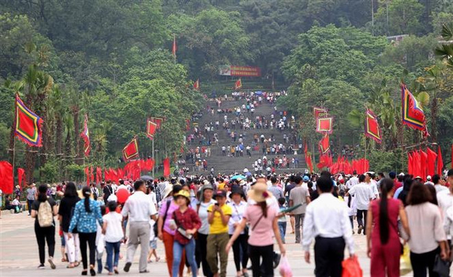 Du khách thập phương tại Lễ hội Đền Hùng. (Ảnh: Thành Đạt/TTXVN) Minh bạch việc quản lý tiền công đức tại Khu di tích lịch sử Đền Hùng ảnh 1