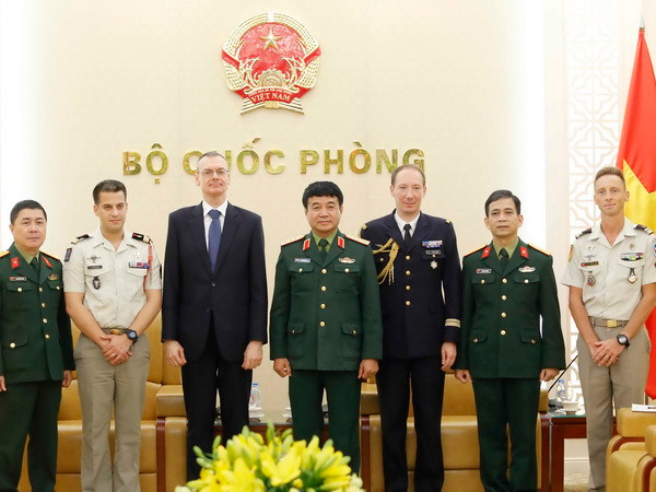 Thượng tướng Võ Văn Tuấn, Phó Tổng Tham mưu trưởng Quân đội Nhân dân Việt Nam với các đại biểu. (Ảnh: An Đăng/TTXVN) Đề nghị Pháp tiếp tục chia sẻ kinh nghiệm trong gìn giữ hòa bình ảnh 1
