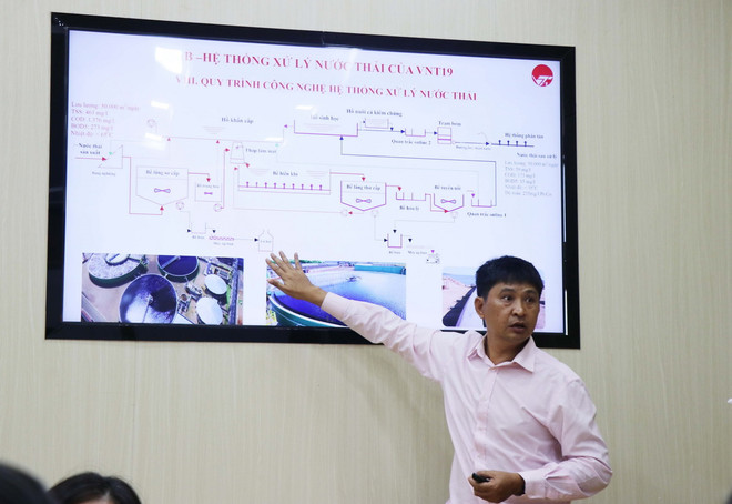 Lãnh đạo Công ty Cổ phần Bột-Giấy VNT19 trình bày sơ đồ xử lý nước thải tại dự án. (Ảnh: Phạm Cường/TTXVN) ttxvn_2005_VNT19 (2).jpg