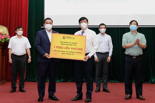 Đại diện Tập đoàn T&T Group trao tặng 1 triệu liều vaccine hỗ trợ công tác phòng, chống COVID-19. (Ảnh: TTXVN phát) Thêm gần 150 tỷ đồng và 1 triệu liều vaccine để phòng dịch COVID-19 ảnh 1