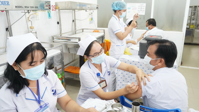Tiêm vaccine cho lực lượng tuyến đầu chống dịch. (Ảnh: Thanh Tân/TTXVN) Thêm gần 150 tỷ đồng và 1 triệu liều vaccine để phòng dịch COVID-19 ảnh 2