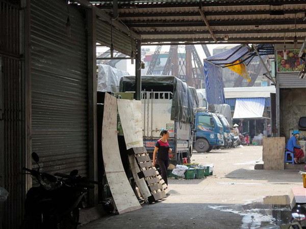 Vụ “bảo kê” tại chợ Long Biên: Tạm đình chỉ một Phó Ban quản lý ảnh 1