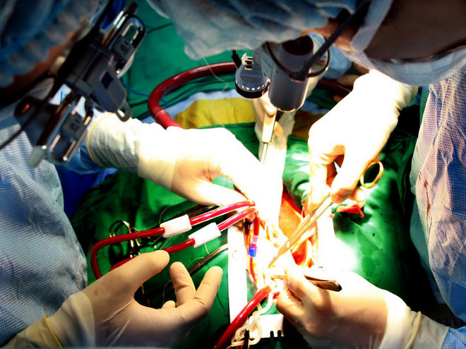 Cứu sống bệnh nhân bị dao đâm xuyên qua phổi đến tim ảnh 1