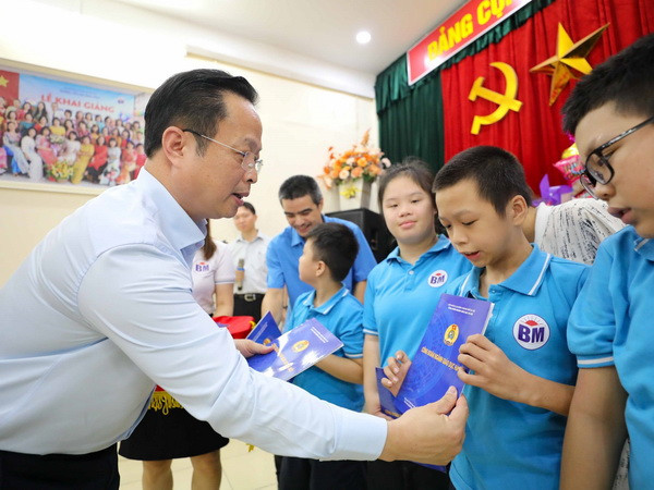 Hà Nội: Tặng quà Trung Thu cho học sinh trường chuyên biệt ảnh 1