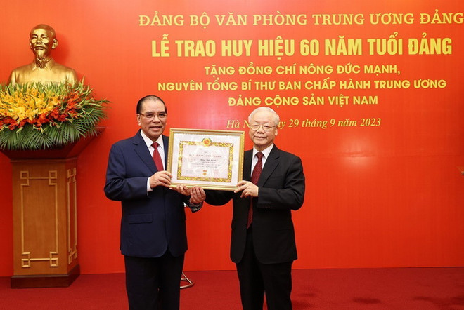 Trao Huy hiệu 60 năm tuổi Đảng tặng nguyên Tổng Bí thư Nông Đức Mạnh ảnh 1