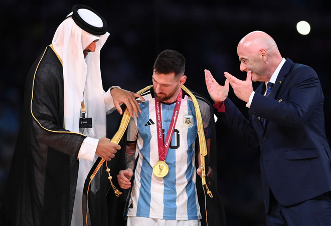 Messi được nước chủ nhà Qatar khoác lên mình chiếc áo biểu tượng quyền uy khi lên nhận cúp vô địch World Cup 2022 (Nguồn: Getty) Brazil mời Messi tới in dấu chân tại Ngôi đền của các huyền thoại ảnh 1