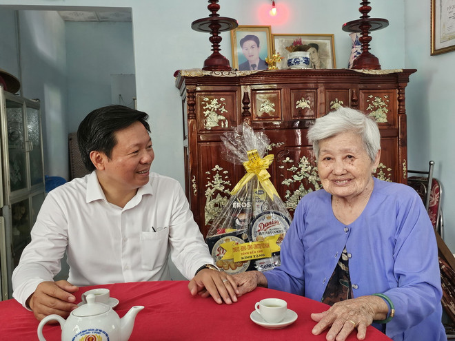 ttxvn_Ben Tre tri an gia dinh Liet sy thuong binh.jpg