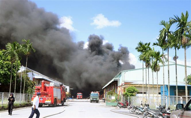 Hải Phòng: Hỏa hoạn thiêu rụi hàng nghìn mét vuông nhà kho ảnh 1