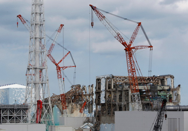 Lò phản ứng số 3 (giữa) và số 4 (phải) tại nhà máy điện hạt nhân Fukushima Daiichi ở Okuma, Fukushima, Nhật Bản ngày Hàn Quốc diễn tập ứng phó thảm họa hạt nhân do phóng xạ rò rỉ ảnh 1