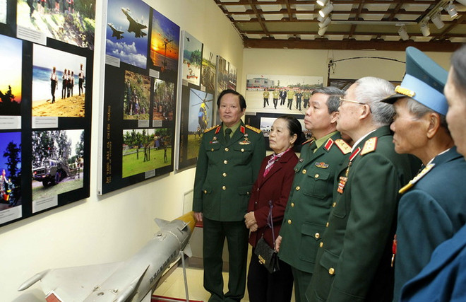 Triển lãm “Bản hùng ca Điện Biên Phủ trên không” tại Hà Nội ảnh 2