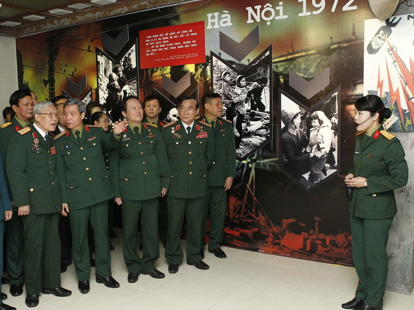 Triển lãm “Bản hùng ca Điện Biên Phủ trên không” tại Hà Nội ảnh 1