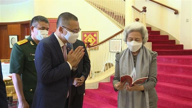 Đại sứ Vũ Quang Minh yết kiến và chào từ biệt Quốc vương Campuchia ảnh 2