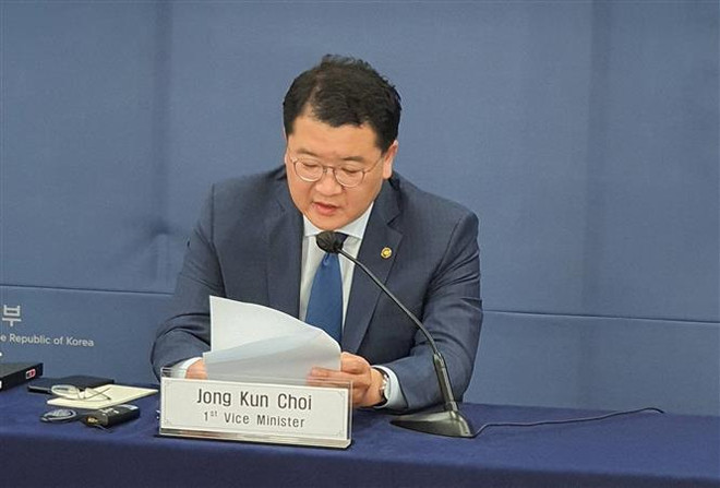 Thứ trưởng thứ nhất Bộ Ngoại giao Hàn Quốc Choi Jong Kun phát biểu tại Diễn đàn về Chính sách của Hàn Quốc . (Ảnh: Mạnh Hùng/TTXVN) Hàn Quốc muốn gánh vác trách nhiệm lớn hơn đối với toàn cầu ảnh 1