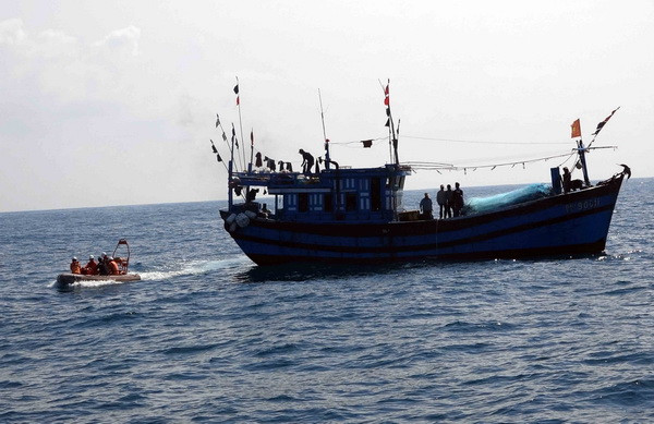 Hà Tĩnh: Kịp thời cứu 11 thuyền viên gặp nạn trên biển ảnh 1