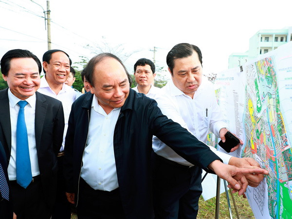 Thủ tướng Nguyễn Xuân Phúc thăm Trường Cao đẳng Công nghệ thông tin thuộc Đại học Đà Nẵng. (Ảnh: Thống Nhất/TTXVN) Thủ tướng: Sớm chấm dứt quy hoạch treo 20 năm qua của Đại học Đà Nẵng ảnh 2