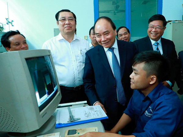 Thủ tướng Nguyễn Xuân Phúc thăm xưởng thực hành cơ khí của trường Đại học Bách khoa thuộc trường Đại học Đà Nẵng. (Ảnh: Thống Nhất/TTXVN) Thủ tướng: Sớm chấm dứt quy hoạch treo 20 năm qua của Đại học Đà Nẵng ảnh 1