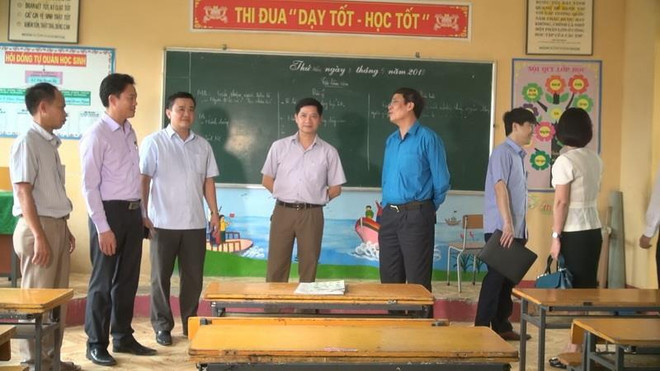 Đoàn công tác đến thăm Trường Tiểu học Đồng Lương, nơi xảy ra vụ án. (Ảnh: Khiếu Tư/TTXVN) Học sinh đã đi học bình thường sau vụ án mạng nghiêm trọng tại trường ảnh 1