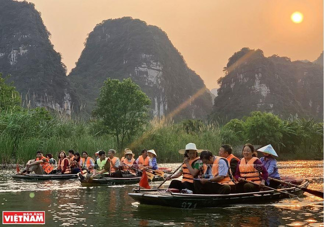 Du khách tham quan Di sản thế giới Tràng An. (Ảnh: Tất Sơn) Trục du lịch tâm linh thu hút khách thập phương gần xa đến vãn cảnh ảnh 14
