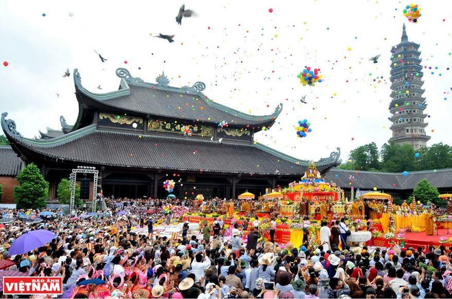 Đại lễ Vesak Liên Hợp Quốc 2014 tổ chức tại chùa Bái Đính (Ninh Bình). (Ảnh: Lương Xuân Lâm) Trục du lịch tâm linh thu hút khách thập phương gần xa đến vãn cảnh ảnh 11