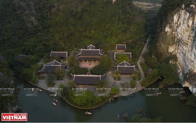Quần thể danh thắng Tràng An được UNESCO công nhận là Di sản thiên nhiên thế giới với khung cảnh thiên nhiên độc đáo cùng các di tích lịch sử mang ý nghĩa tâm linh. (Ảnh: Tất Sơn) Trục du lịch tâm linh thu hút khách thập phương gần xa đến vãn cảnh ảnh 10