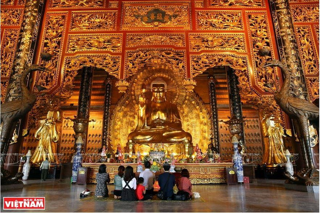 Du khách hành hương chiêm bái Phật ở chùa Bái Đính. (Ảnh: Khánh Long) Trục du lịch tâm linh thu hút khách thập phương gần xa đến vãn cảnh ảnh 12