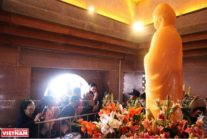 Hàng trăm phật tử hành hương lên cầu khấn tượng Phật được làm từ ngọc qúy ở chùa Ngọc. (Ảnh: Khánh Long) Trục du lịch tâm linh thu hút khách thập phương gần xa đến vãn cảnh ảnh 7